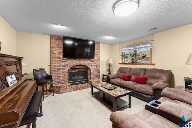 3525 S Matthew Dr Drive, Sioux Falls, SD 57103
