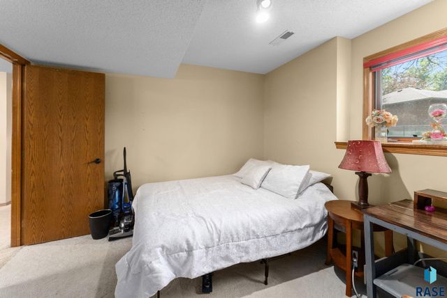 3525 S Matthew Dr Drive, Sioux Falls, SD 57103