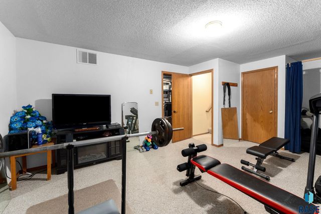 3525 S Matthew Dr Drive, Sioux Falls, SD 57103