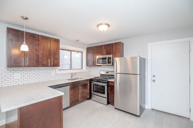 6807 N Ridge Boulevard 101, Chicago, IL 60645