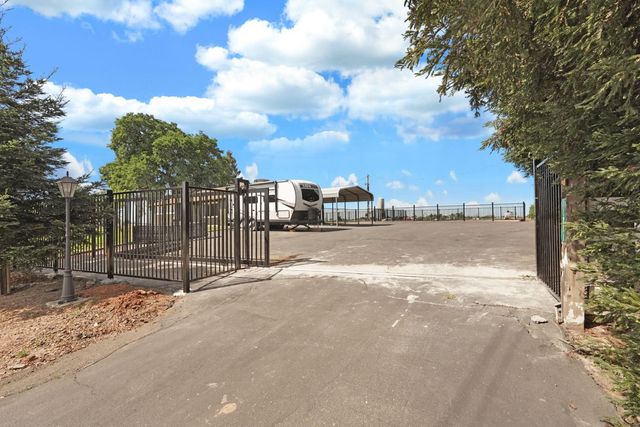 18211 E Jahant Rd, Acampo, CA 95220