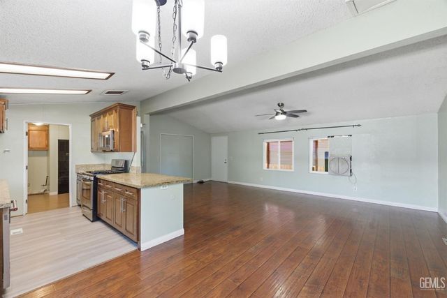 1301 Taft Hwy 92, Bakersfield, CA 93307