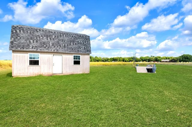 5304 E Line Road, Whitewright, TX 75491