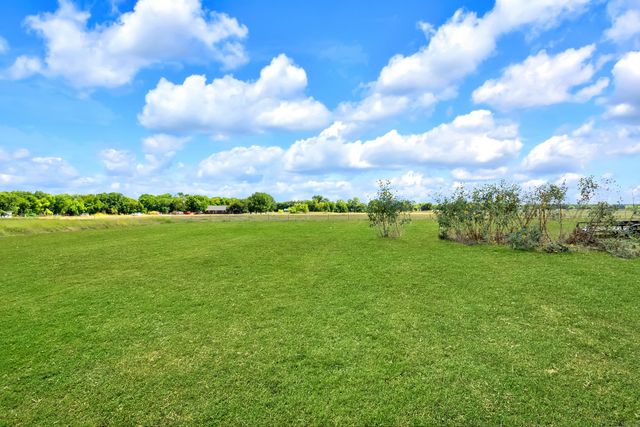 5304 E Line Road, Whitewright, TX 75491