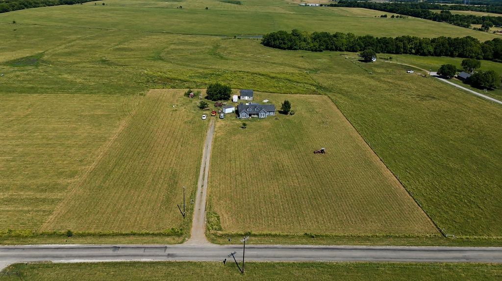 5304 E Line Road, Whitewright, TX 75491