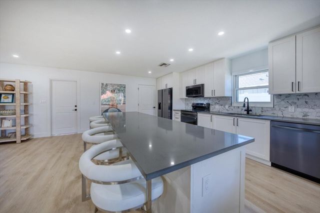 2031 TANGLEWOOD WAY NE, St Petersburg, FL 33702