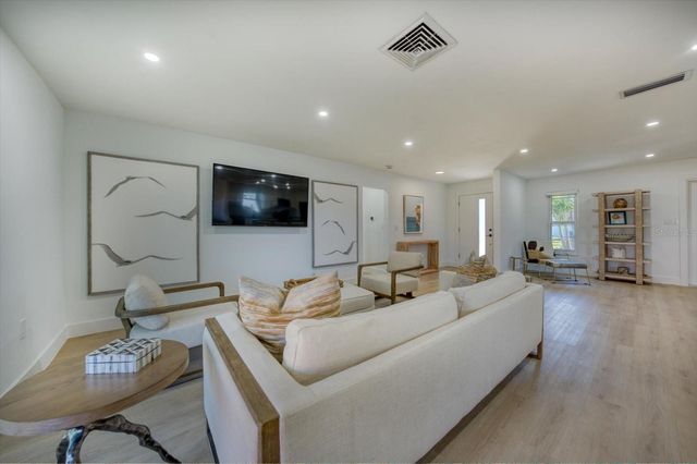 2031 TANGLEWOOD WAY NE, St Petersburg, FL 33702