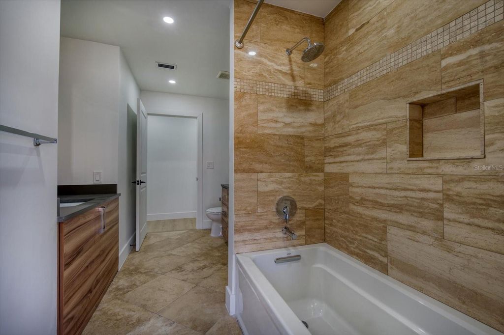 Image 20 of property listing at 2031 TANGLEWOOD WAY NE, St Petersburg, FL 33702