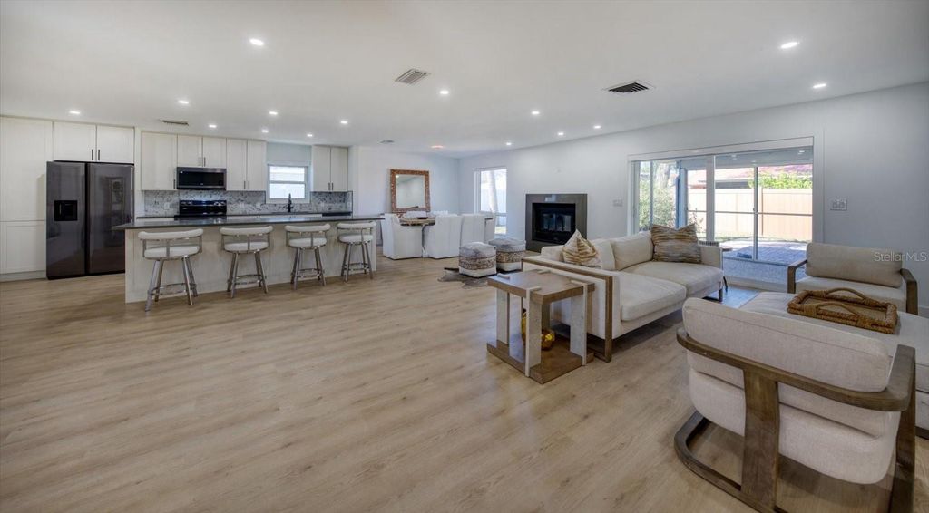 Image 4 of property listing at 2031 TANGLEWOOD WAY NE, St Petersburg, FL 33702