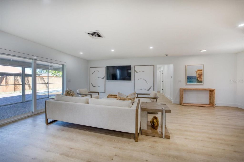 Image 7 of property listing at 2031 TANGLEWOOD WAY NE, St Petersburg, FL 33702