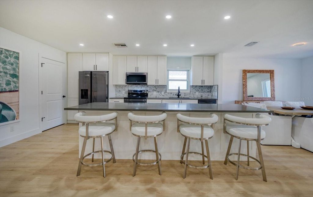 Image 8 of property listing at 2031 TANGLEWOOD WAY NE, St Petersburg, FL 33702