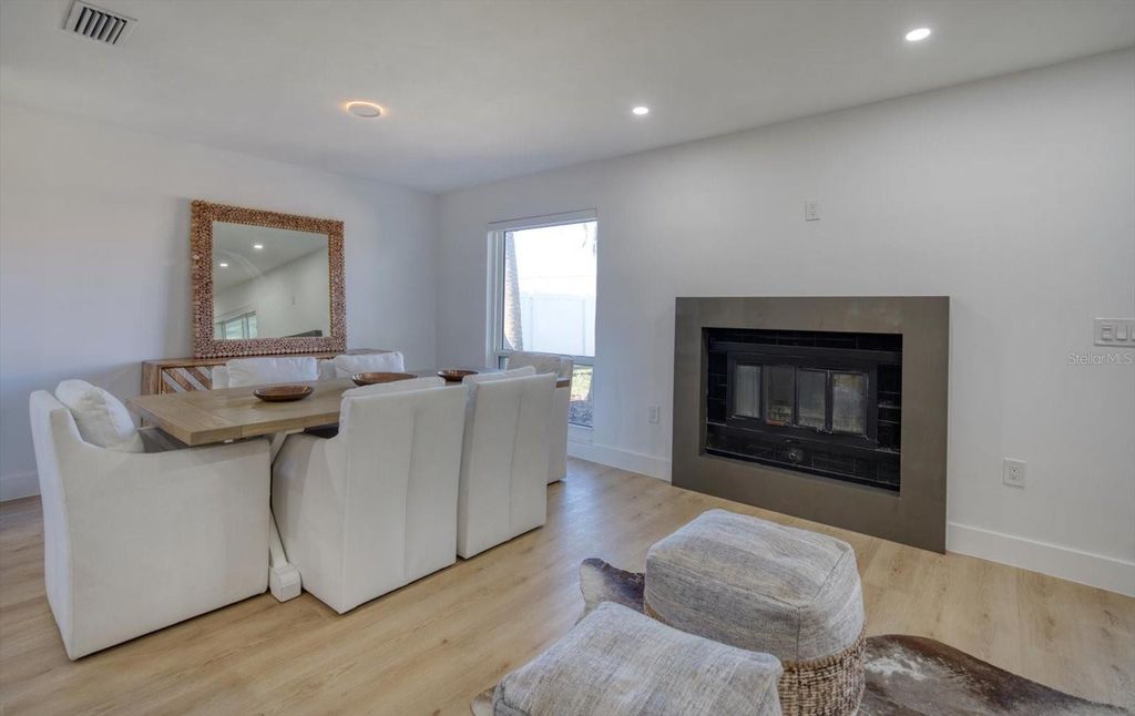 Image 9 of property listing at 2031 TANGLEWOOD WAY NE, St Petersburg, FL 33702