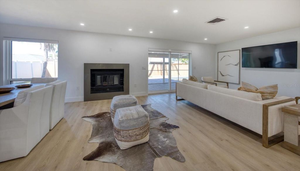 Image 10 of property listing at 2031 TANGLEWOOD WAY NE, St Petersburg, FL 33702