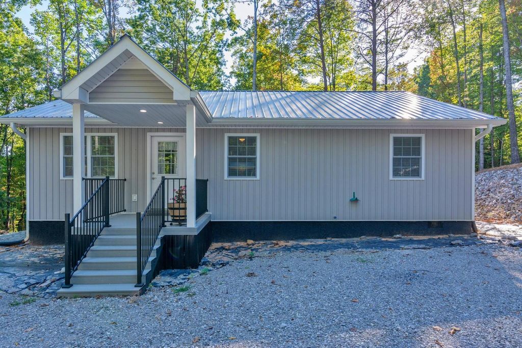 890 Lee Station Mtn Road, Pikeville, TN 37367