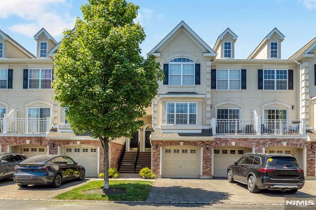 196 Blue Heron Drive 196, Secaucus, NJ 07094