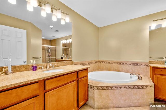 196 Blue Heron Drive 196, Secaucus, NJ 07094
