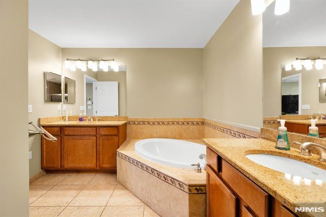 196 Blue Heron Drive 196, Secaucus, NJ 07094
