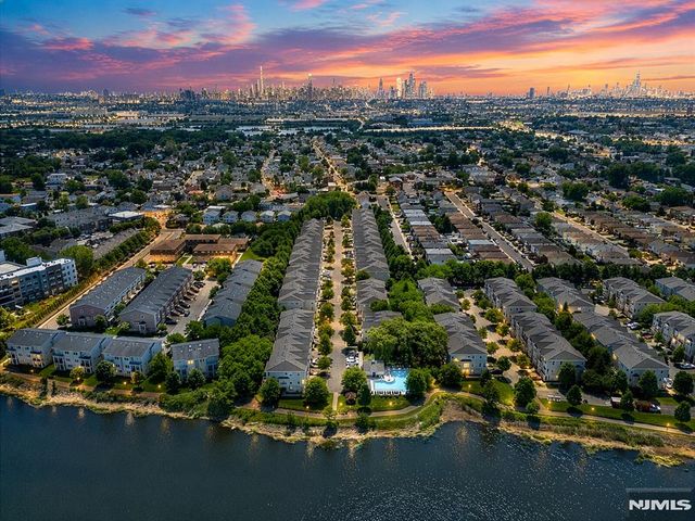 196 Blue Heron Drive 196, Secaucus, NJ 07094