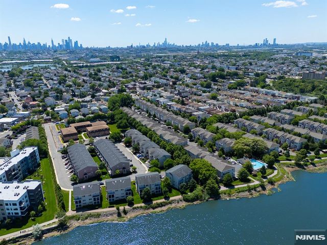 196 Blue Heron Drive 196, Secaucus, NJ 07094