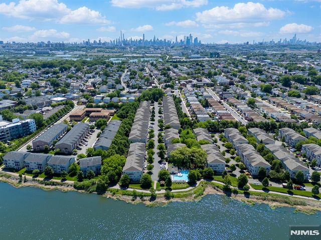 196 Blue Heron Drive 196, Secaucus, NJ 07094