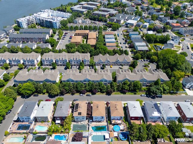 196 Blue Heron Drive 196, Secaucus, NJ 07094