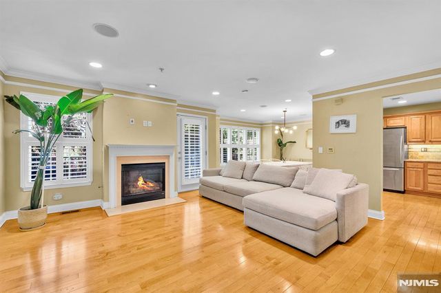 196 Blue Heron Drive 196, Secaucus, NJ 07094