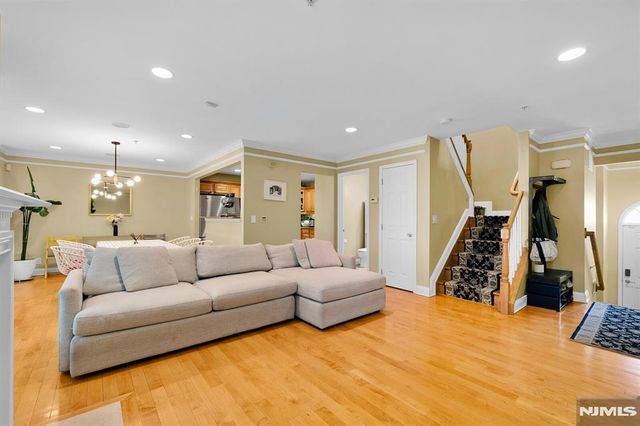 196 Blue Heron Drive 196, Secaucus, NJ 07094