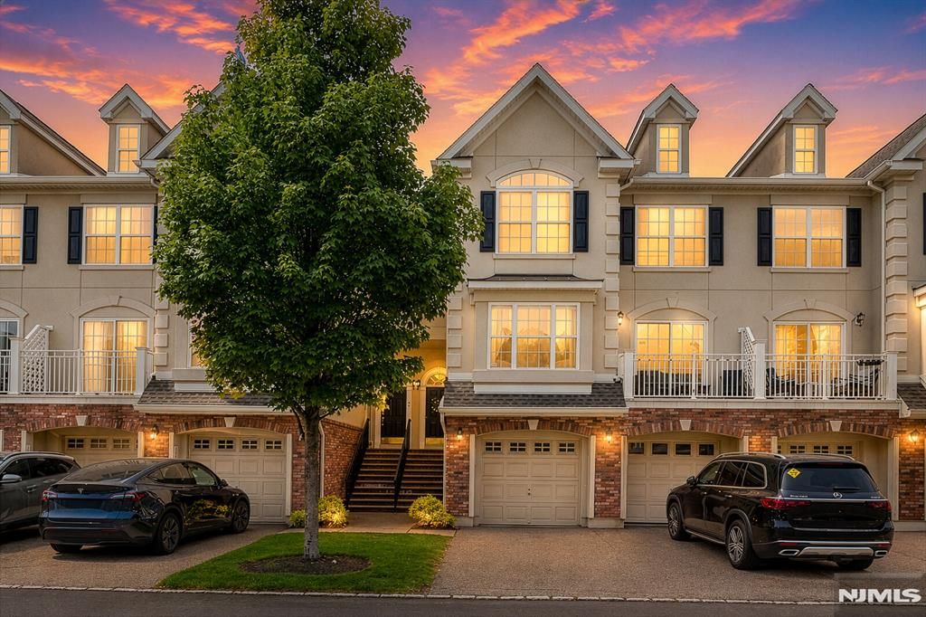 196 Blue Heron Drive 196, Secaucus, NJ 07094