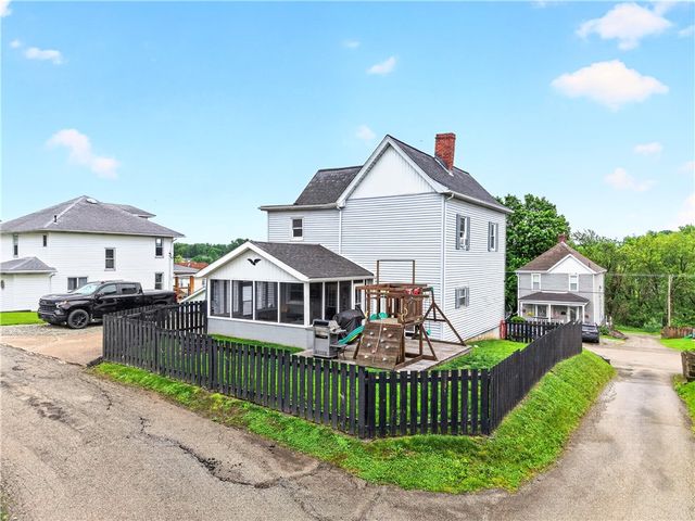118 Center Ave, Mt Pleasant Boro, PA 15666