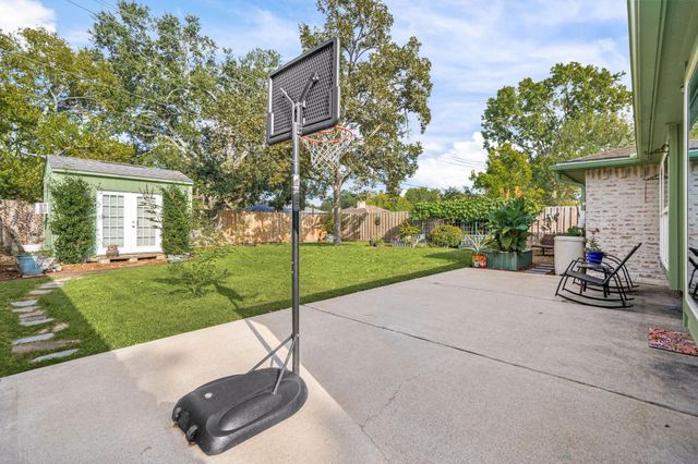 16611 Townes Road, Friendswood, TX 77546