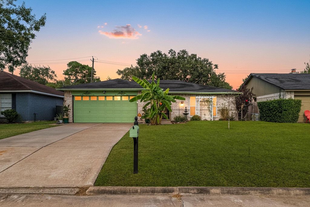 16611 Townes Road, Friendswood, TX 77546