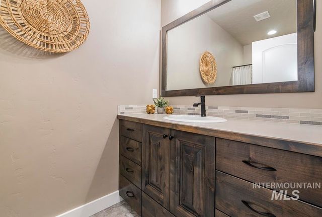 2391 S Kren Ave, Nampa, ID 83686