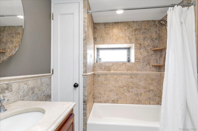 8 9th Str, Carle Place, NY 11514