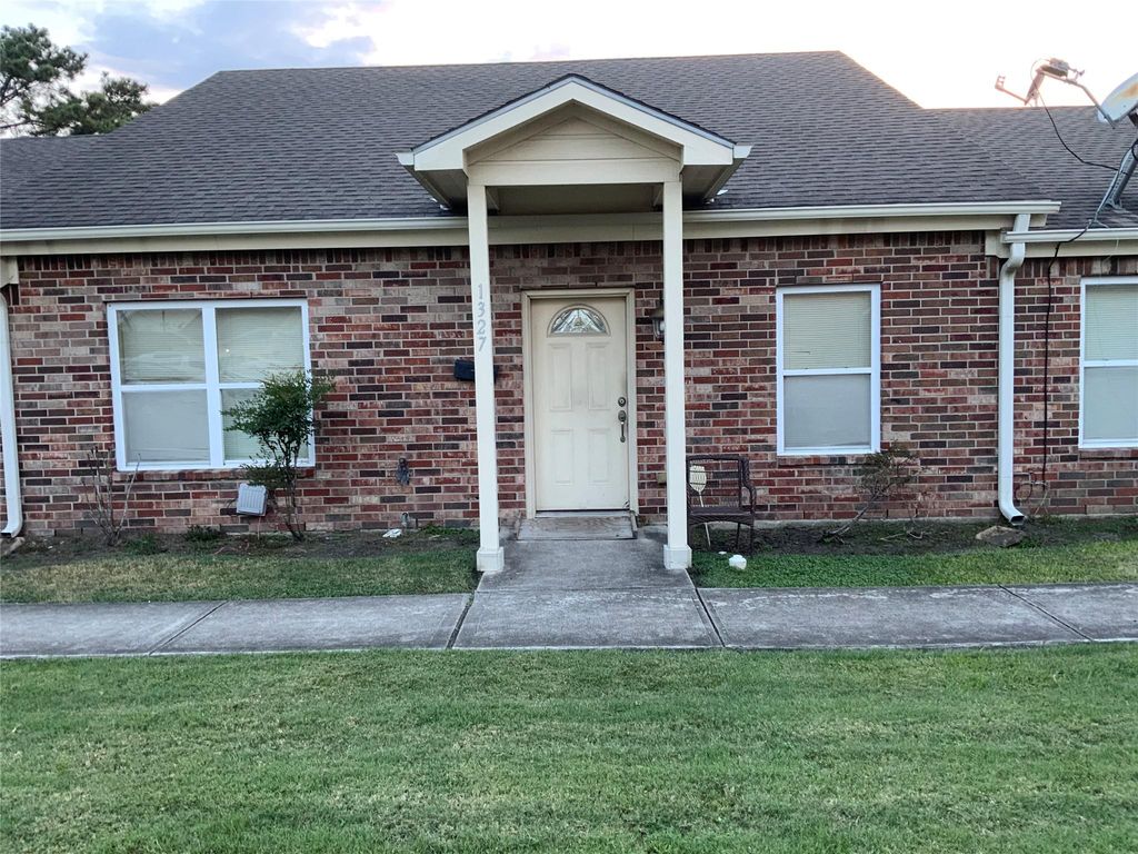 1327 Queens Road, Pasadena, TX 77502