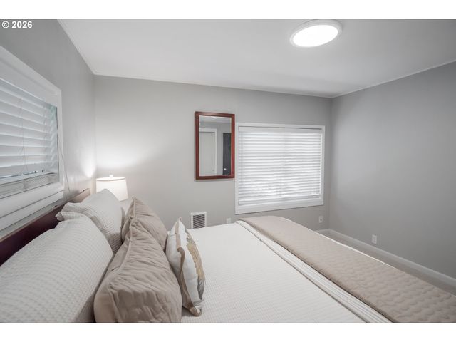 1400 W 40TH Ave, Eugene, OR 97405