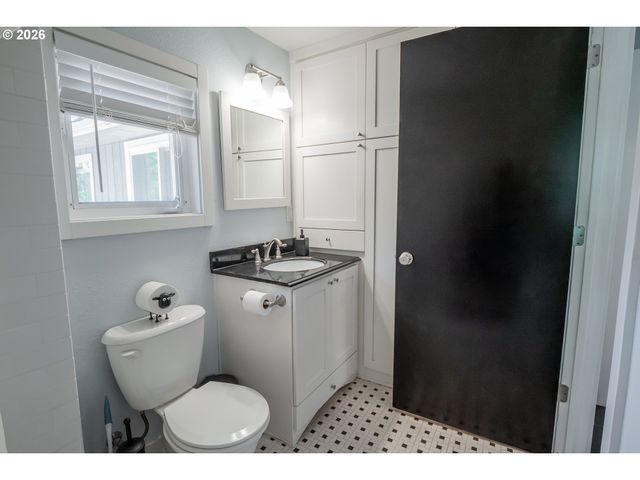 1400 W 40TH Ave, Eugene, OR 97405