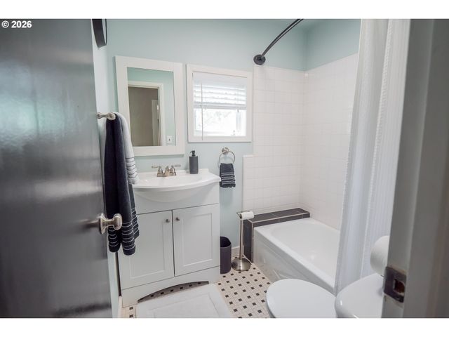 1400 W 40TH Ave, Eugene, OR 97405