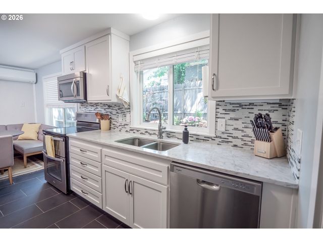 1400 W 40TH Ave, Eugene, OR 97405