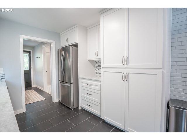1400 W 40TH Ave, Eugene, OR 97405