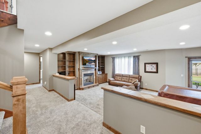 2050 Lakeview Drive, Pleasant Hill, IA 50327