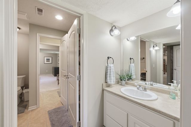 2050 Lakeview Drive, Pleasant Hill, IA 50327