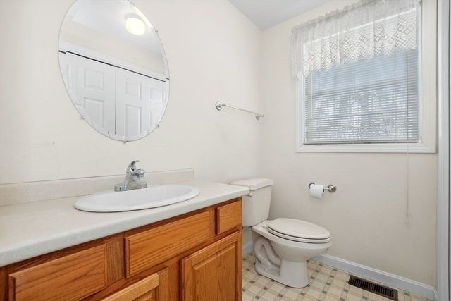 11 Old Hickory Road, Tyngsborough, MA 01879