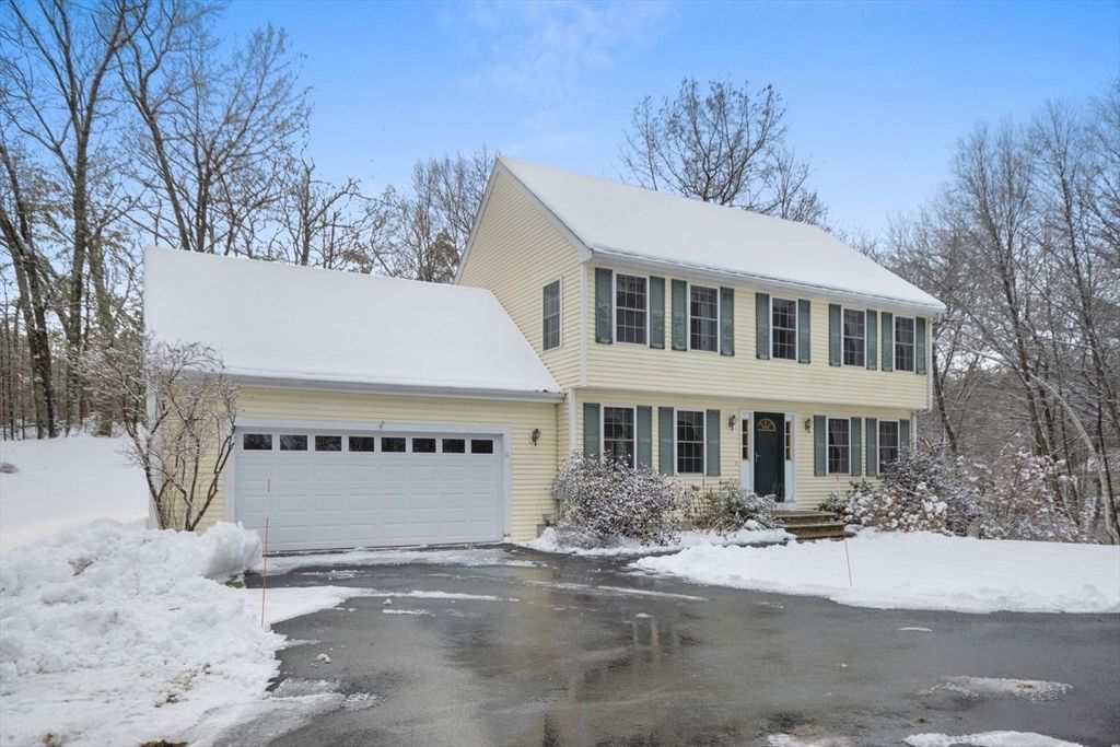 11 Old Hickory Road, Tyngsborough, MA 01879