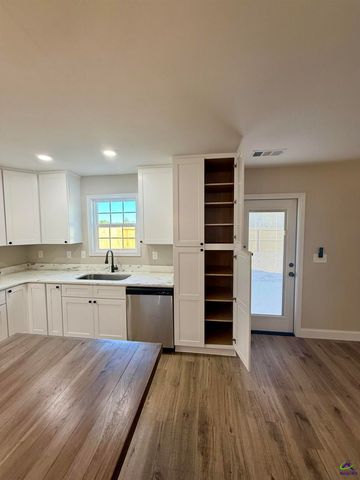 206 Sutton Dr., Perry, GA 31069