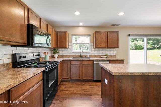 17013 Green Crest Ln, Louisville, KY 40245