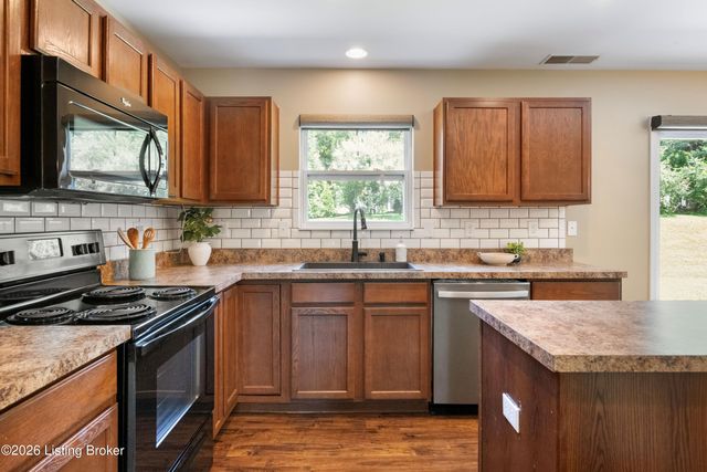 17013 Green Crest Ln, Louisville, KY 40245