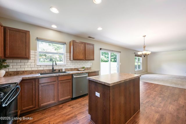 17013 Green Crest Ln, Louisville, KY 40245