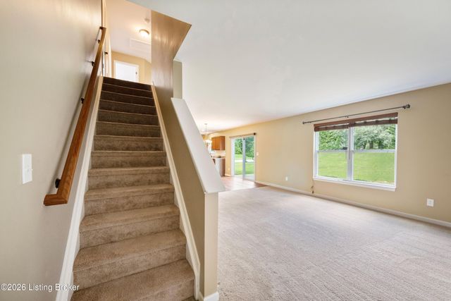 17013 Green Crest Ln, Louisville, KY 40245