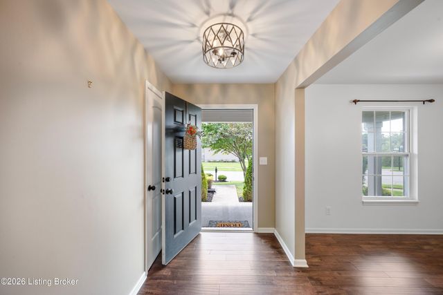 17013 Green Crest Ln, Louisville, KY 40245