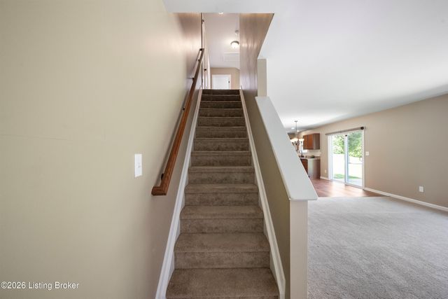 17013 Green Crest Ln, Louisville, KY 40245